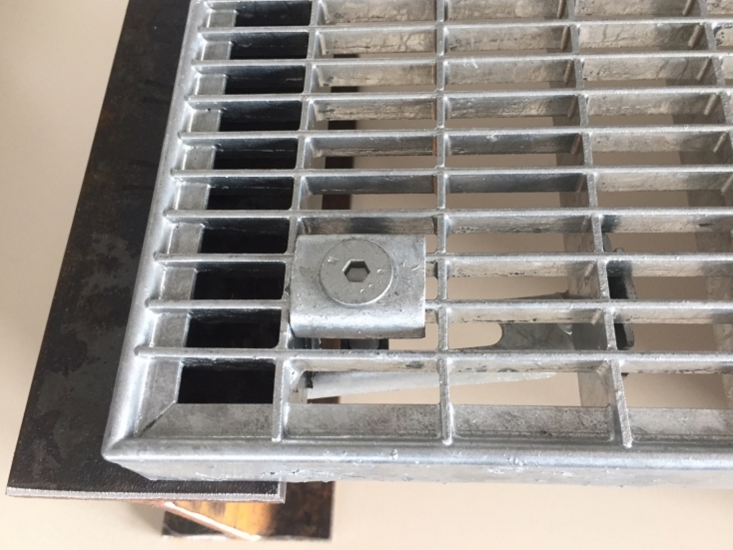 Grating clamp galvanized for mesh size 30x10mm up to grating height 40mm - Kopie